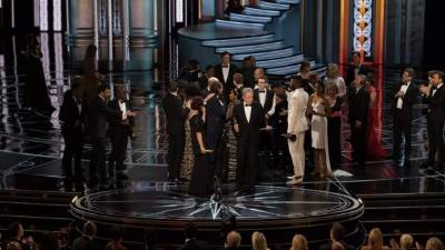 Momentos de confusión se vivieron cuando se anunció que La la land había ganado, luego corrigieron el error diciendo que Moonlight era la ganadora.