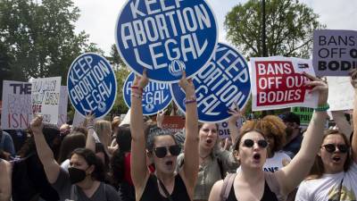 Manifestantes proabortistas se manifiestan frente a la Corte Suprema en Washington.