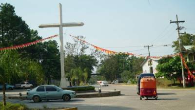 Haciendo honor a su nombre, las autoridades han instalado una cruz en la entrada a la ciudad.