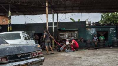 Las mejoras económicas que experimentó América Latina en las últimas dos décadas se tradujeron en un mayor acceso de la población a la educación y en un incremento de las ayudas públicas que contribuyó a reducir la brecha entre los ingresos de trabajadores cualificados y no cualificados, pero el riesgo de exclusión persiste. EFE/Archivo