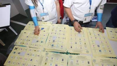 Personal de una mesa electoral realiza el conteo de la votación de hoy domingo en Ciudad de Guatemala. EFE/Norvin Mendoza