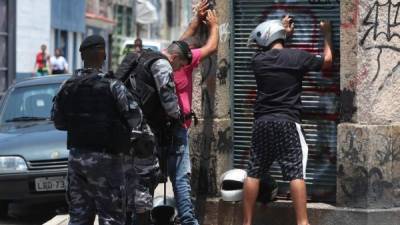Agentes del Comando de Operaciones de la policía realizan un operativo en Río de Janeiro (Brasil), el pasado mes de febreroEFE/Marcelo Sayao/Arhciov