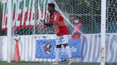 Jeancarlo Vargas se desempeña como mediocampista y ante Honduras Progreso se tuvo que poner de portero.