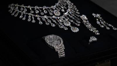 El Gobierno saudí regaló en 2021 este paquete de joyas de diamantes al exgobernante Jair Bolsonaro para su esposa, Michelle Bolsonaro.