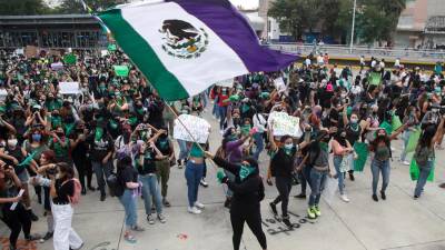 Cientos de mujeres que marchan a favor del aborto legal y seguro en México.
