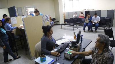 Extranjeros se inscriben en la oficina de Extranjería en el barrio El Centro. Foto: Melvin Cubas