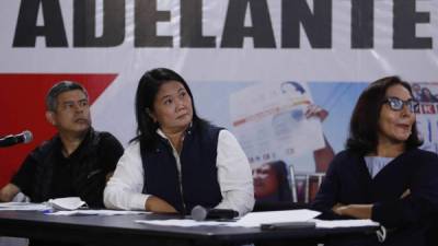 La candidata presidencial Keiko Fujimori, acompañada por su equipo de campaña, ofrece una rueda de prensa hoy, en Lima (Perú). EFE/ Stringer