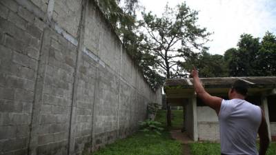 Por este muro saltaron los 10 pandilleros de la 18 para fugarse del centro pedagógico El Carmen, la madrugada de este lunes.