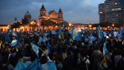 Miles de guatemaltecos se manifestaron en el parque central de Ciudad de Guatemala para manifestar su alegría por el fallo del Congreso que revocó la inmunidad del presidente Otto Pérez.