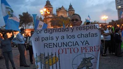 Tras conocer la revocatoria de la inmunidad al presidente Otto Pérez Molina, los guatemaltecos se manifestaron en la plaza central de Ciudad de Guatemala.