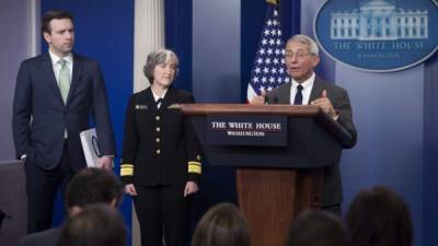 Los directores del Centro de control de Enfermedades de EUA y Josh Earnest, sobre la situación del virus Zika, en la Casa Blanca de Washington.