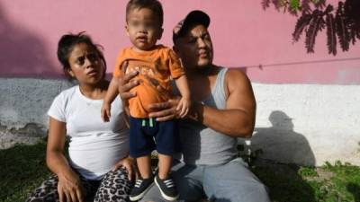 Rolando Bueso fue separado de su hijo de diez meses de edad tras cruzar ilegalmente la frontera de EEUU en abril pasado./AFP.