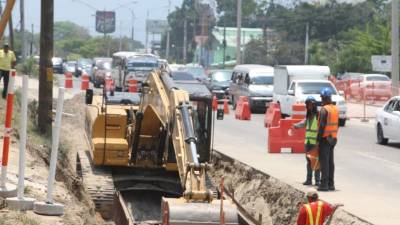 Trabajadores operando maquinaria pesada en el bulevar del norte durante el fin de semana anterior. Foto: José Cantarero