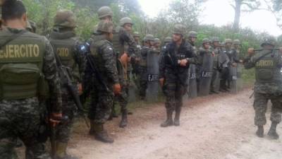 Elementos del Ejército de Honduras participaron en el desalojo en Santa Cruz de Yojoa.
