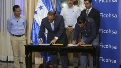 Representantes de cada sector durante la firma.