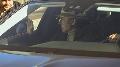 Raphael, en un automóvil tras haber recibido este viernes el alta hospitalaria.