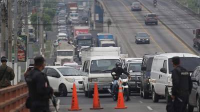 Registro este jueves de la congestión vehicular en un retén policial, en una avenida de San Salvador (El Salvador). EFE/Rodrigo Sura