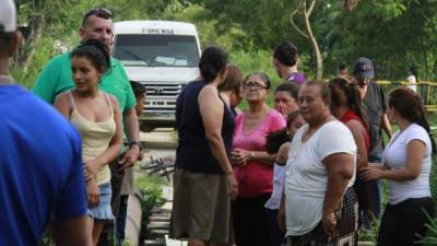 Las autoridades de Policía llegaron hasta el lugar donde estaba el cuerpo del menor.