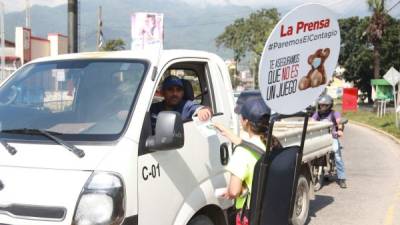 Las colaboradoras de Diario LA PRENSA entregan volantes con información detallada a la población.