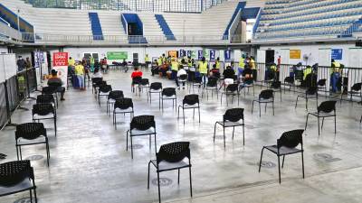 El Gimnasio Olímpico, uno de los centros de inmunización más grande de la ciudad y el país, pasó de atender 4,000 personas en un día a 600.