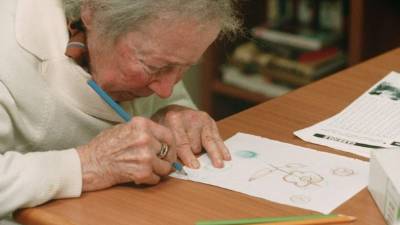 La enfermedad del Alzheimer es degenerativa y no tiene cura.