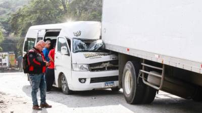 El busito quedó casi debajo del pesado camión en el bulevar del sur de San Pedro Sula.