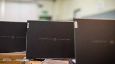 El presidente de El Salvador, Nayib Bukele, anunció en sus redes sociales que su Gobierno entregará este lunes computadoras a todos los niños de las escuelas públicas del vecino país y a sus maestros.