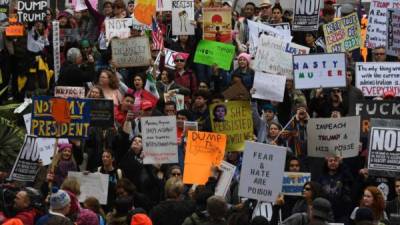 Personas se manifestaron en varias ciudades de EUA contra el veto migratorio.