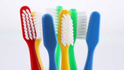 Si mantiene los cepillos dentales en un mismo recipiente que estén separados.