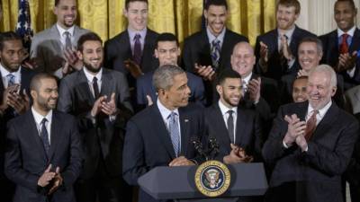 El mandatario se reunió ayer con los jugadores del San Antonio Spurs, equipo que milita en la NBA de EUA.