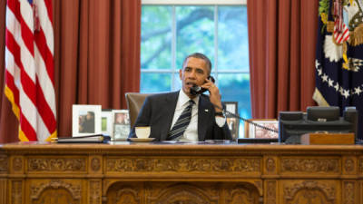 El presidente de EUA, Barack Obama, al momento de hablar telefónicamente con su par iraní Hasan Rohani.