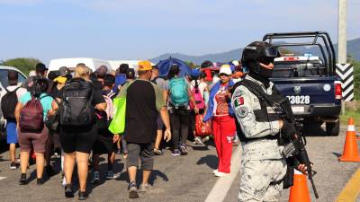 Un integrante de la Guardia Nacional resguarda la caravana de migrantes que caminan hacia la frontera con Estados Unidos, en el municipio de Huixtla, en el estado de Chiapas.