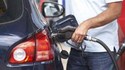 Un usuario llena el tanque de combustible. En las últimas diez semanas, los precios de las gasolinas experimentaron una tendencia a la alza.