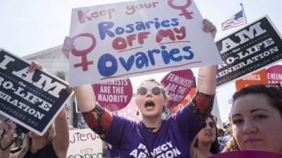 Mujeres celebran en las afueras de la Corte Suprema de EUA la decisión a favor del aborto. AFP