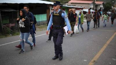 Inmigrantes hondureños llegan a una oficina fronteriza este sábado en Agua Caliente (Honduras).