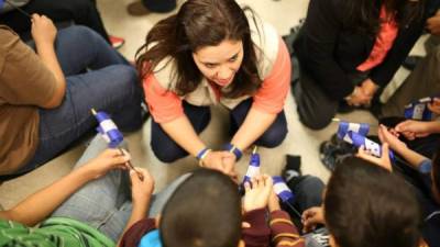 La primera Dama de Honduras, Ana García de Hernández al visitar los centros de detención de niños inmigrantes, la mayoría hondureños en el sur de Estados Unidos.