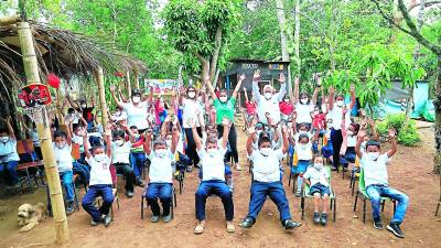 Los estudiantes de la escuela Mercedes Calderón en Santa Cruz de Yojoa celebran hoy los 100 días de clase en 2022. FOTOS: FRANKLYN MUÑOZ