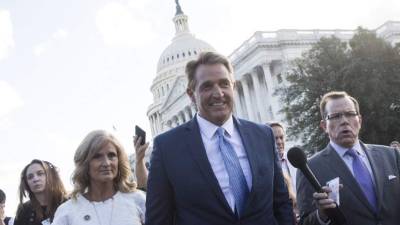 El senador Jeff Flake dijo que no avala algunas acciones del presidente Trump.