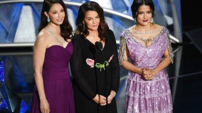 Ashley Judd (i), Annabella Sciorra (c) y Salma Hayek reivindicaron el movimiento 'Me Too' desde el escenario de los Óscar.// Foto AFP.