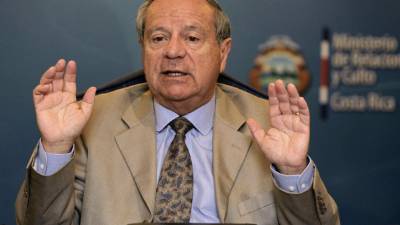 SJS02. SAN JOSÉ (COSTA RICA), 26/08/2013.- El canciller costarricense, Enrique Castillo, habla durante una conferencia de prensa hoy, lunes 26 de agosto de 2013, en San José (Costa Rica). Costa Rica demandará a Nicaragua ante la Corte Internacional de Justicia (CIJ) si no accede a negociar con San José, en el marco de las Naciones Unidas, los límites marítimos tanto en el Pacífico como en Caribe, afirmó Castillo. EFE/Jeffrey Arguedas