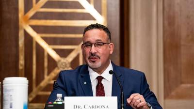 El secretario de Educación de EEUU, Miguel Cardona.
