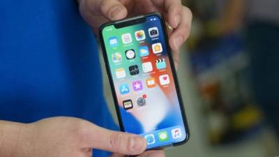 Apple justifica el precio del iPhone X en la calidad y sofisticación de los componentes, tales como las pantallas OLED, que son bastante costosas, por lo que se plantea usar pantallas LCD, más asequibles.