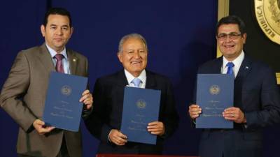 Fotografía tomada el pasado 23 de agosto en la que se registró (de i-d) a los presidentes de Guatemala, Jimmy Morales; de El Salvador, Salvador Sánchez Cerén; y de Honduras, Juan Orlando Hernández, tras la firma de un documento de declaración conjunta del Triángulo Norte de Centroamérica. EFE/Archivo