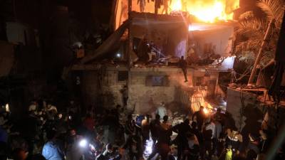 Gazatíes intentan rescatar a personas atrapadas tras un bombardeo en el sur de la Franja.