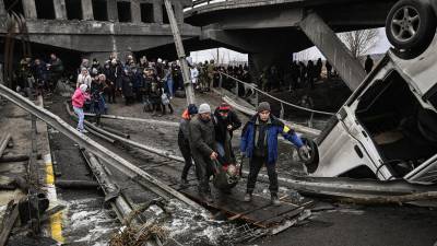 Ante la devastación de las ciudades ucranianas por los bombardeos rusos, Zelenski pide a la OTAN ayudar a Ucrania con aviones de combate para crear una zona de exclusión aérea.