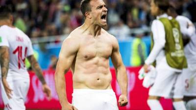 La eufórica celebración de Xherdan Shaqiri tras marcar el gol que le dio el triunfo a Suiza sobre Serbia. Foto EFE