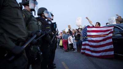Al menos 20 personas fueron arrestadas tras enfrentarse con la policía en una protesta contra el magnate.