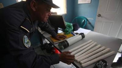 Autoridades policiales analizan los supuestos explosivos decomisados.
