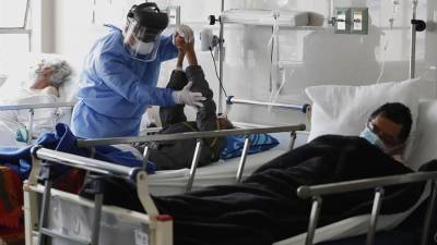Pacientes se recuperan de la covid-19 en un hospital, en Lima (Perú), en una fotografía de archivo.