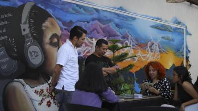 Un grupo de jóvenes comparten durante una actividad en El Centro Cultural de España en Tegucigalpa.